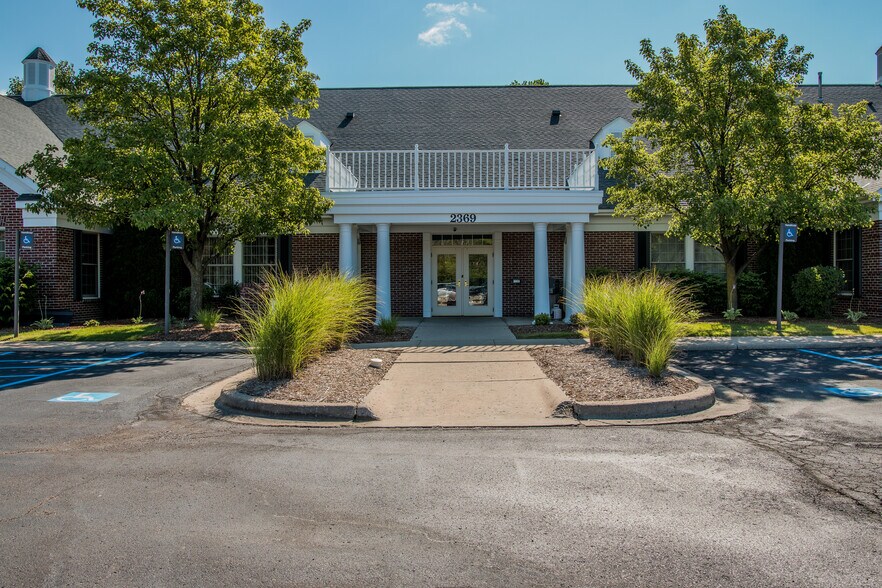 2369 Woodlake Dr, Okemos, MI à louer - Photo du bâtiment - Image 2 de 3