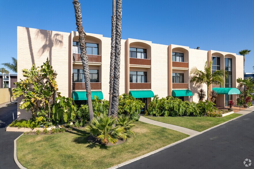 881 Dover Dr, Newport Beach, CA à louer - Photo du bâtiment - Image 2 de 5