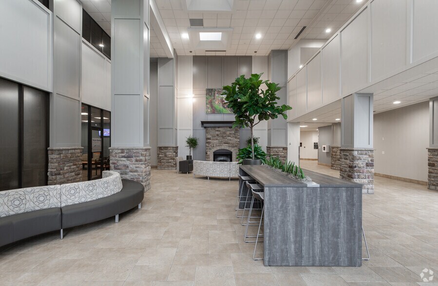 8402 Harcourt Rd, Indianapolis, IN à louer - Photo intérieure - Image 2 de 9