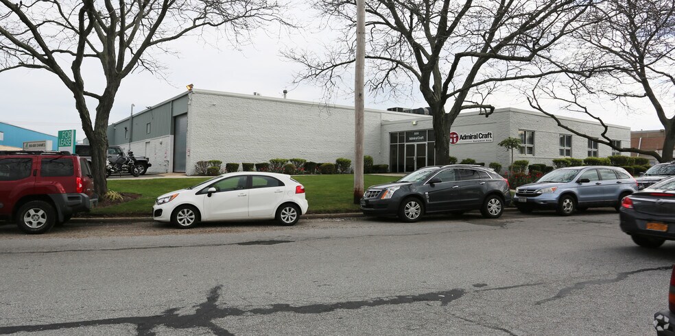 800-820 Shames Dr, Westbury, NY à louer - Photo du bâtiment - Image 2 de 14