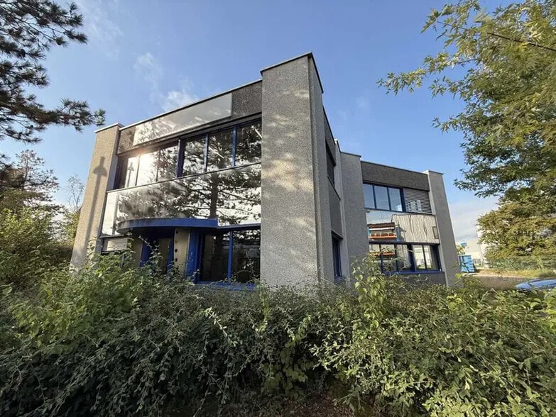 Flex in Décines-Charpieu for lease - Building Photo - Image 2 of 15