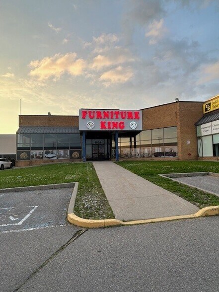 1624 Dundas St E, Whitby, ON à vendre - Photo du bâtiment - Image 1 de 1