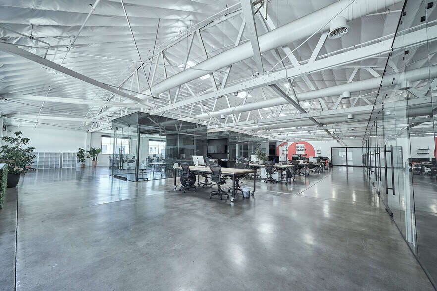 5431 W 104th St, Los Angeles, CA à louer - Photo du bâtiment - Image 3 de 7