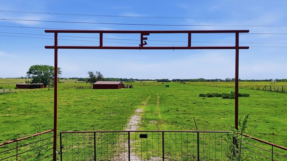 562 Lazy S Ranch Road, Gunter, TX à vendre - Photo du bâtiment - Image 2 de 45