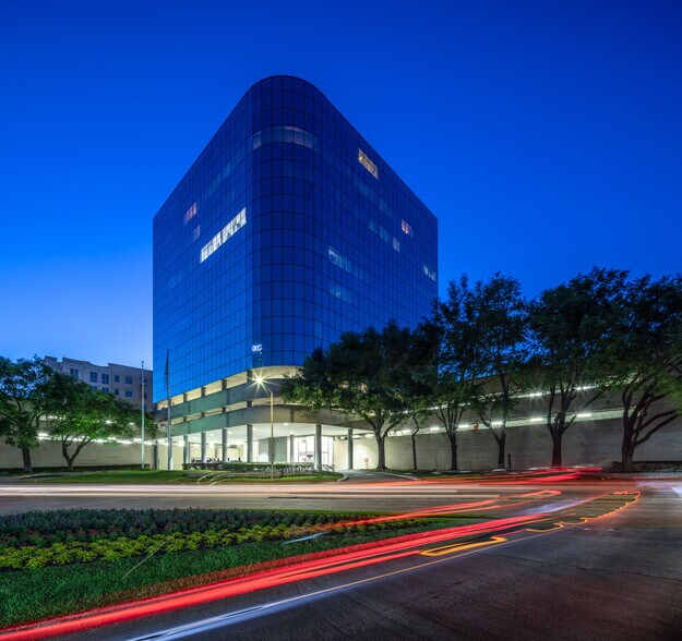 4900 Woodway Dr, Houston, TX à louer - Photo du bâtiment - Image 2 de 16