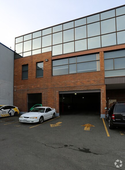 3045 Douglas St, Victoria, BC à louer - Photo du bâtiment - Image 3 de 4