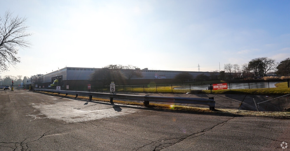 3333 W Good Hope Rd, Milwaukee, WI for sale - Building Photo - Image 2 of 3