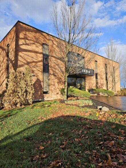 1250 Chambers Rd, Columbus, OH à louer - Photo du bâtiment - Image 2 de 7