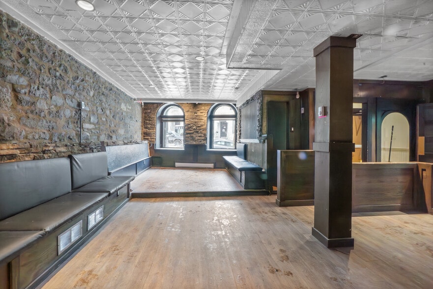 2070 St Saint-Denis, Montréal, QC à louer - Photo du bâtiment - Image 2 de 9