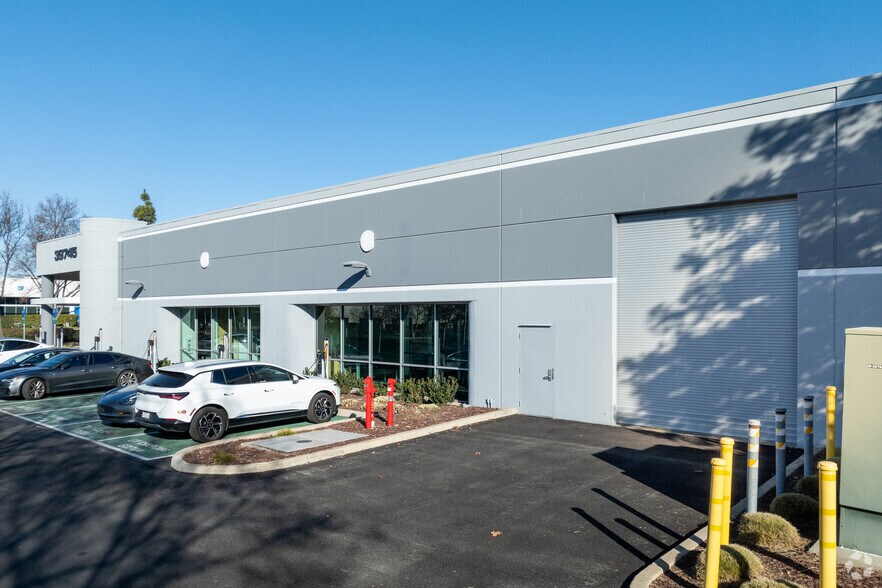 39611 Eureka Dr, Fremont, CA à louer - Photo du bâtiment - Image 2 de 62