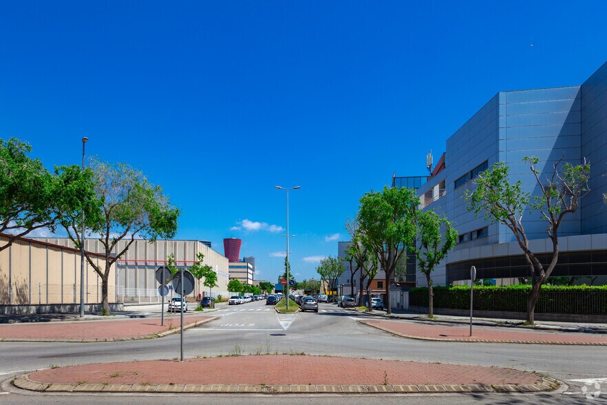 Carrer del Primer de Maig, 50-52, L'Hospitalet de Llobregat, Barcelona for lease - Building Photo - Image 2 of 39