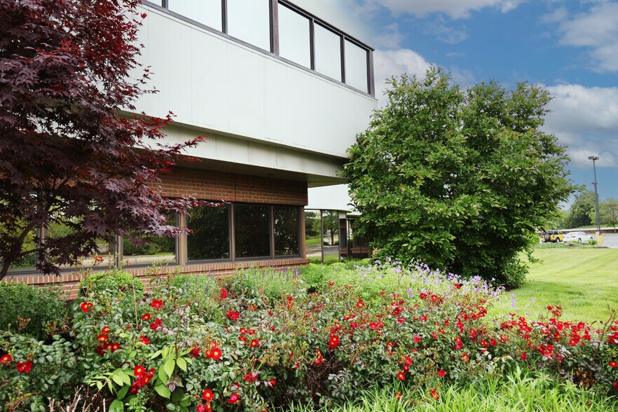 1712 Magnavox Way, Fort Wayne, IN à louer - Photo du bâtiment - Image 3 de 14