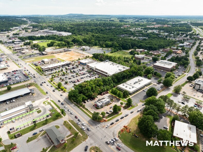 859 Millsap Rd, Fayetteville, AR à vendre - Photo du bâtiment - Image 2 de 4