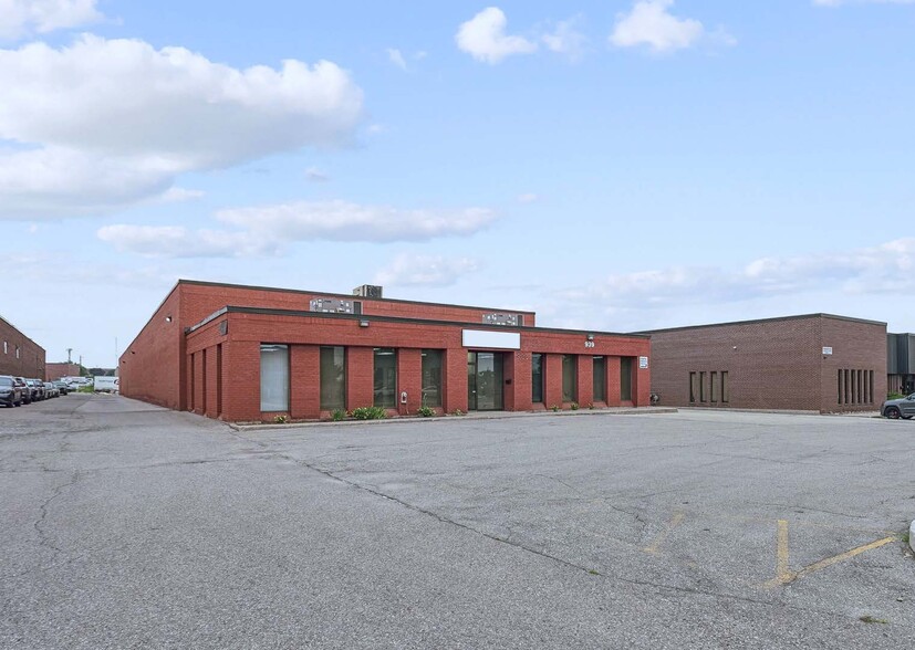939 Pantera Dr, Mississauga, ON for sale - Building Photo - Image 3 of 7