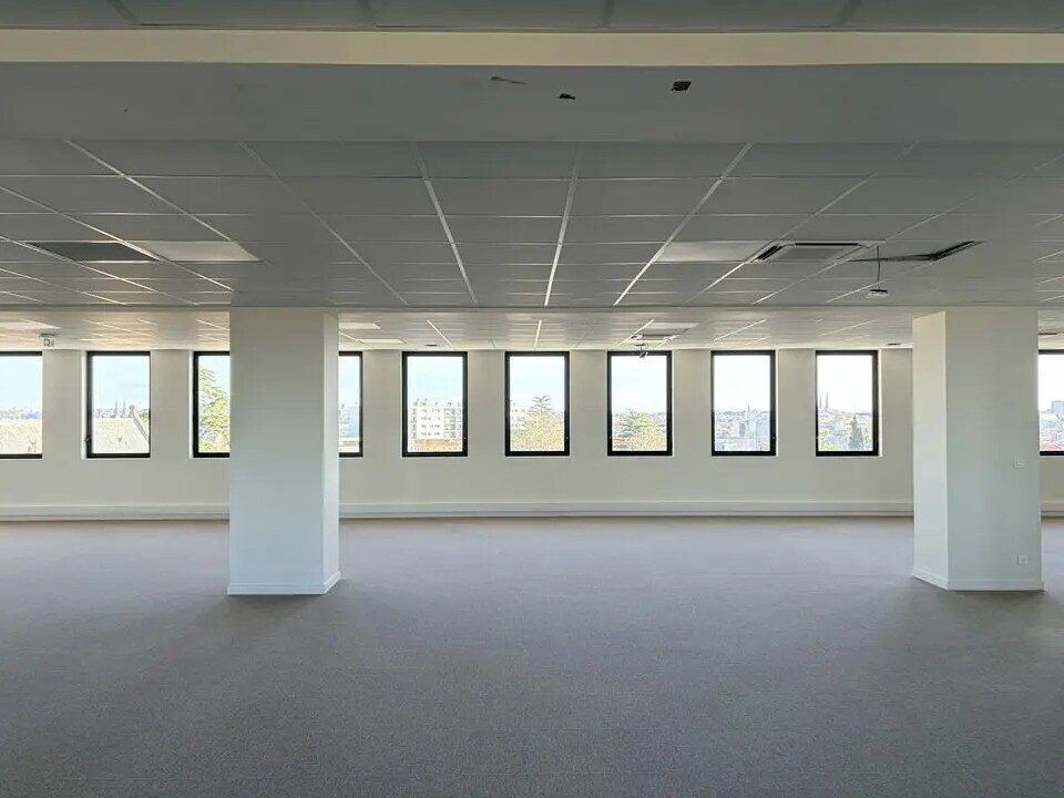 Office in Bordeaux for lease Interior Photo- Image 1 of 14