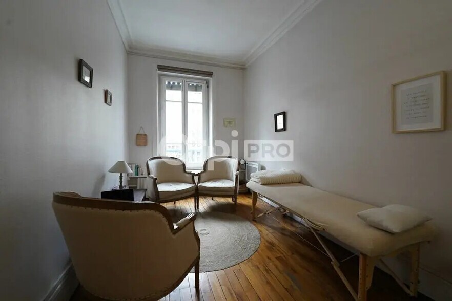 Office in Lyon for lease - Interior Photo - Image 1 of 9