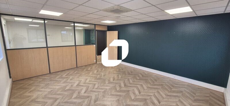 Office in Beaumont-sur-Oise for lease - Interior Photo - Image 1 of 6