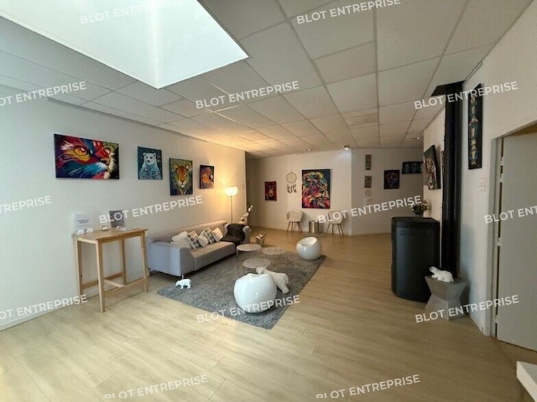 Bureau dans Montgermont à louer - Photo du bâtiment - Image 1 de 8