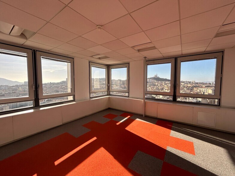65 Avenue Jules Cantini, Marseille for sale - Interior Photo - Image 2 of 8