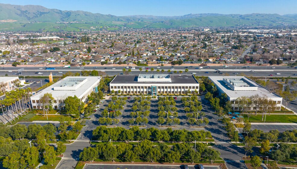 680 N McCarthy Blvd, Milpitas, CA à louer - Photo du bâtiment - Image 2 de 22