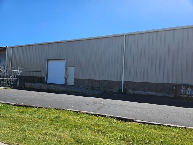 Plus de détails pour 273 SE 9th St, Bend, OR - Industriel à louer