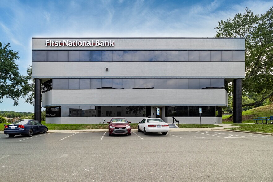 3710 University Dr, Durham, NC à louer - Photo du bâtiment - Image 3 de 16