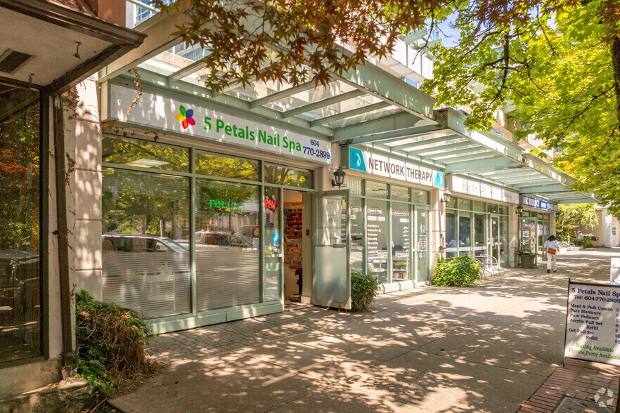 140 E 14th St, North Vancouver, BC à vendre - Photo du bâtiment - Image 3 de 5