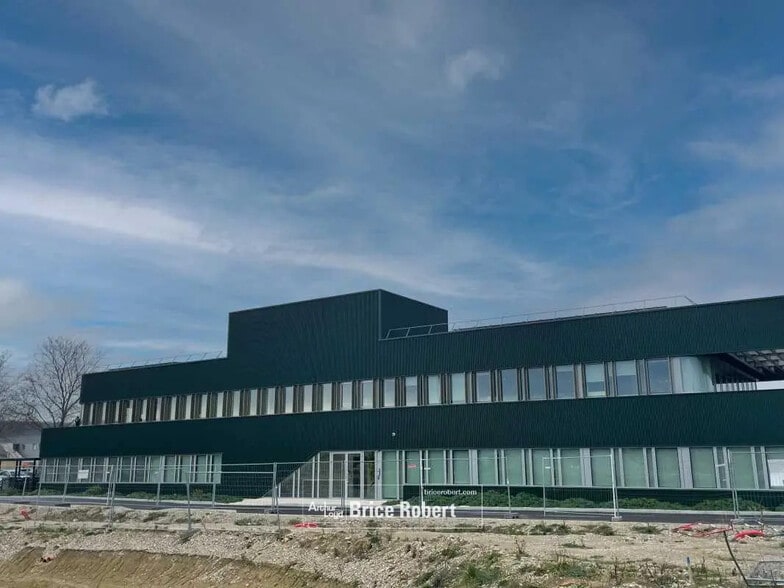 Bureau dans Saint-Maurice-de-Beynost à louer - Photo du bâtiment - Image 2 de 13