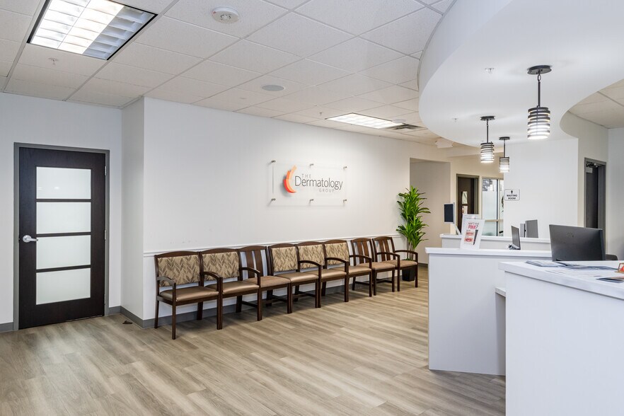 The Dermatology Group Portfolio portefeuille de 2 propriétés à vendre sur LoopNet.ca - Photo du bâtiment - Image 3 de 6