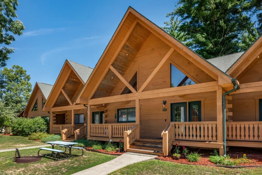 701 Yogi Cir, Warrens, WI for sale - Building Photo - Image 3 of 7