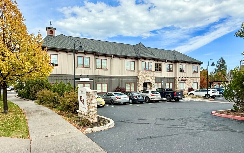 2855 NW Crossing Dr, Bend, OR à louer - Photo du bâtiment - Image 2 de 16