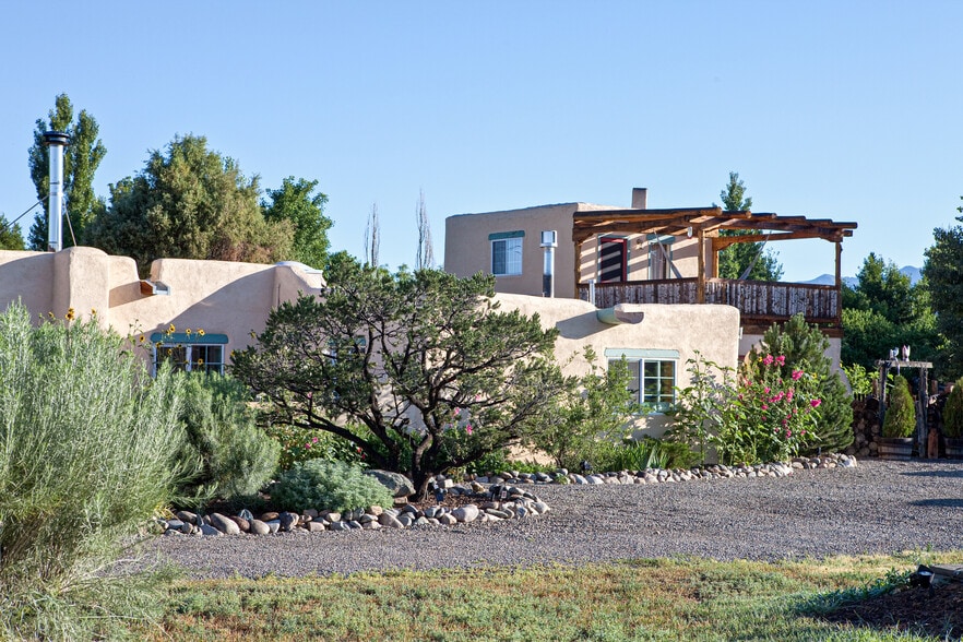 613 Callejon Rd, Taos, NM for sale - Primary Photo - Image 1 of 38