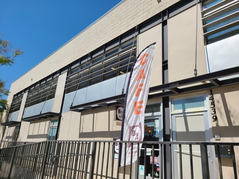 14539-14547 Erwin St, Van Nuys, CA for lease - Building Photo - Image 3 of 17