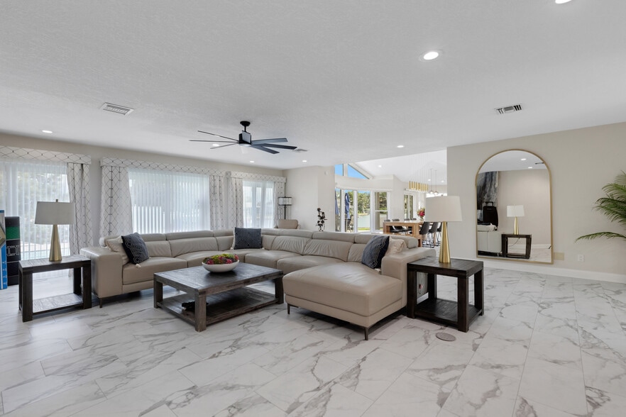 4124 Harbor Cir S, Largo, FL à vendre - Photo du bâtiment - Image 2 de 32