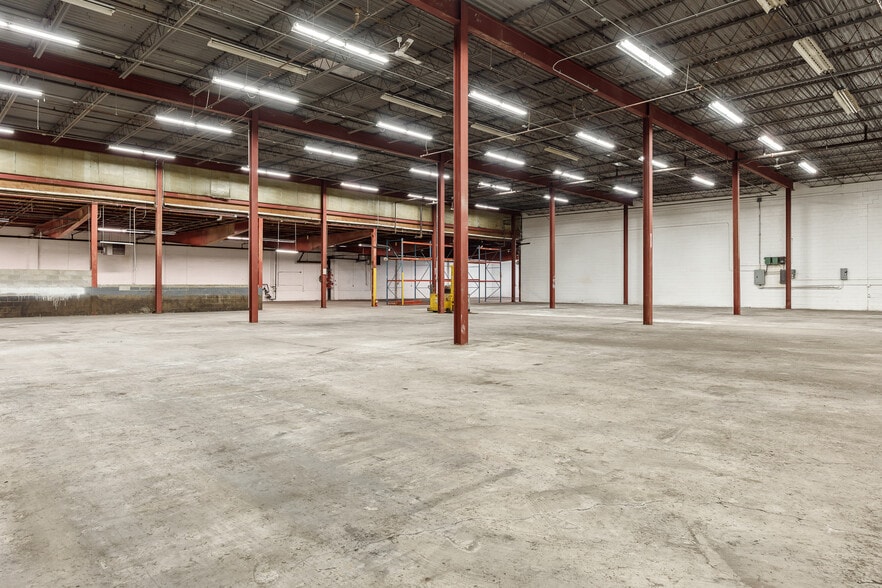 3944 Auburn St, Rockford, IL for lease - Building Photo - Image 3 of 50