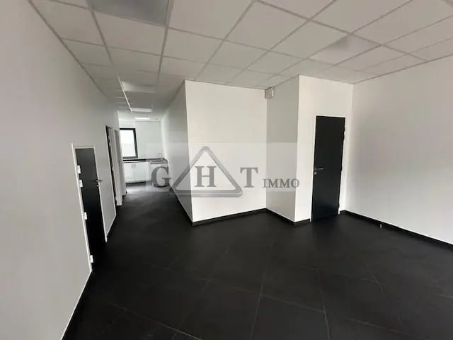 Retail in Saint-Pierre-du-Perray for lease Interior Photo- Image 1 of 10