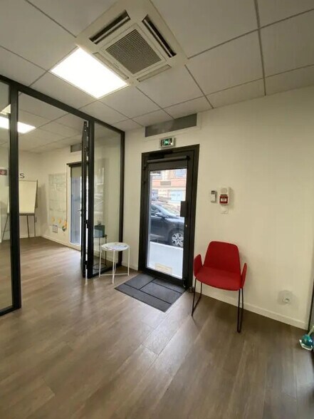 4 Bis Avenue Camille Rousset, Bron for lease - Interior Photo - Image 1 of 1