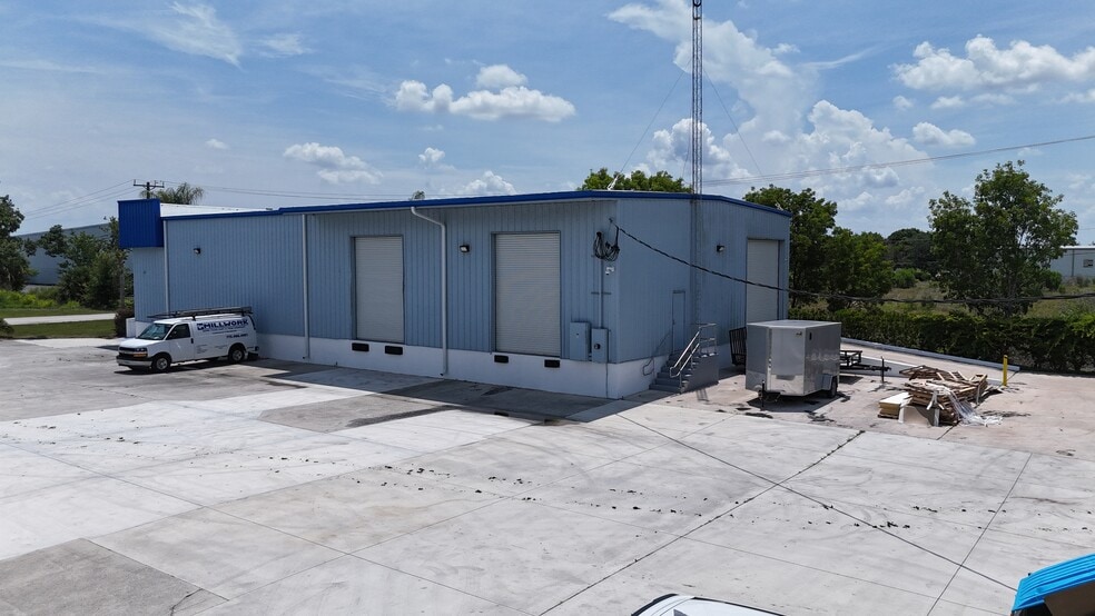 7332 Commercial Cir, Fort Pierce, FL for lease - Building Photo - Image 2 of 5