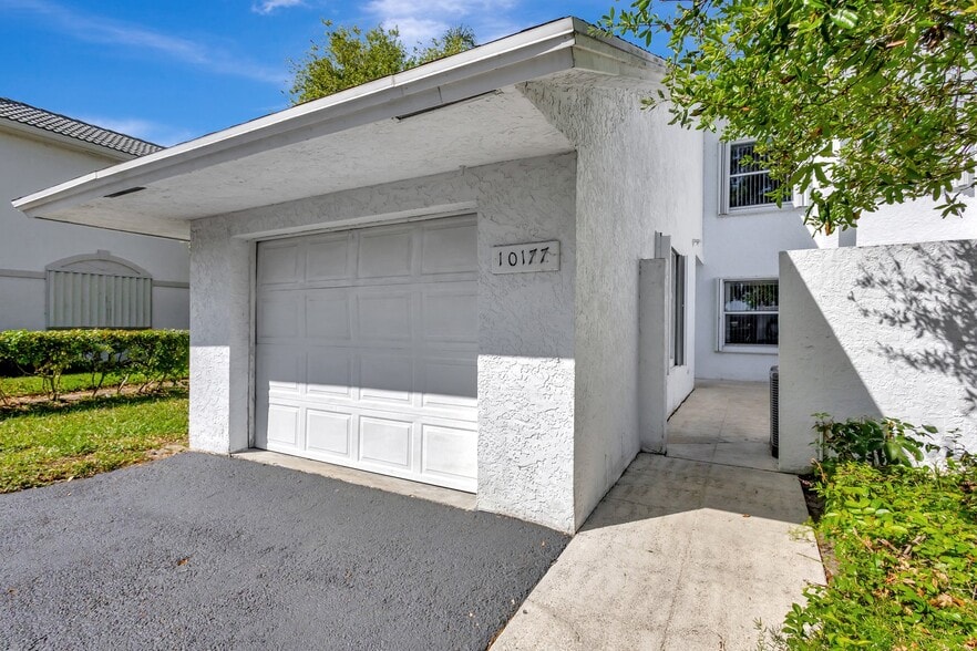 Gardens Trail portfolio of 8 properties for sale on LoopNet.ca - Building Photo - Image 3 of 9