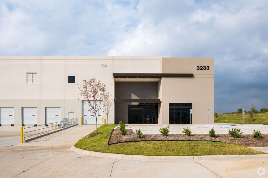 3233 Buda Ln, Fort Worth, TX à louer - Photo du bâtiment - Image 2 de 10