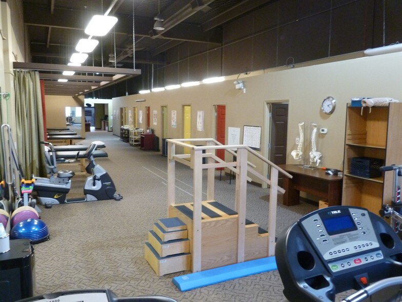 2319B Taylor Dr, Red Deer, AB for lease - Interior Photo - Image 2 of 8