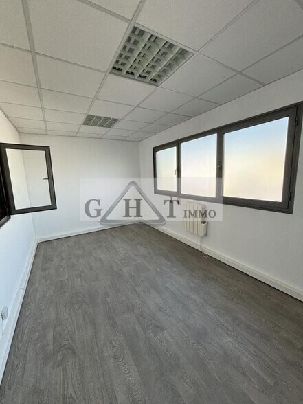 Industrial in Villeneuve-la-Garenne for lease - Building Photo - Image 3 of 4