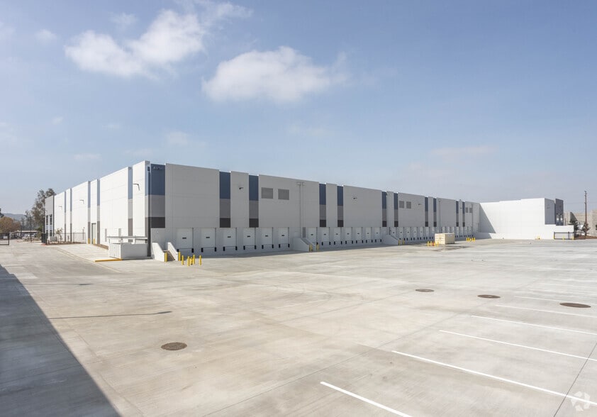 10855 Cherry Ave, Fontana, CA for lease - Building Photo - Image 3 of 11