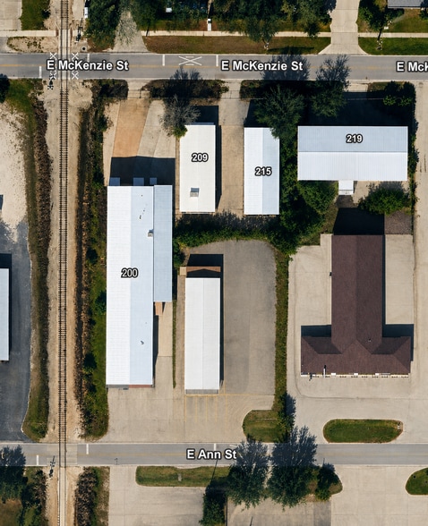 McKenzie & Ann St portfolio of 4 properties for sale on LoopNet.ca - Building Photo - Image 2 of 30