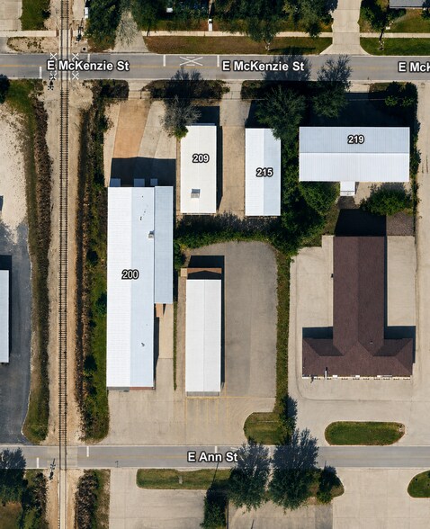 McKenzie & Ann St portefeuille de 4 propriétés à vendre sur LoopNet.ca - Photo du bâtiment - Image 1 de 5