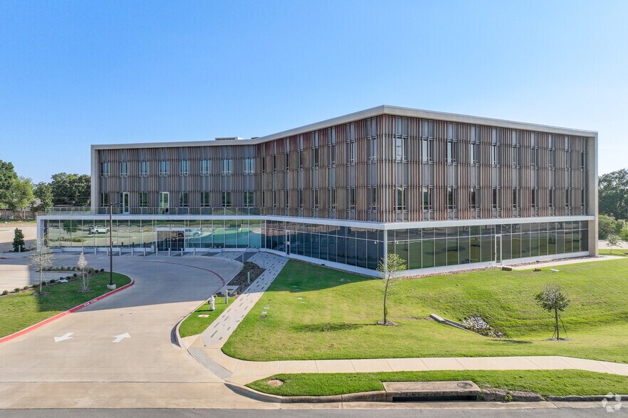 2101 Westpark Ct, Euless, TX à louer - Photo du bâtiment - Image 1 de 22