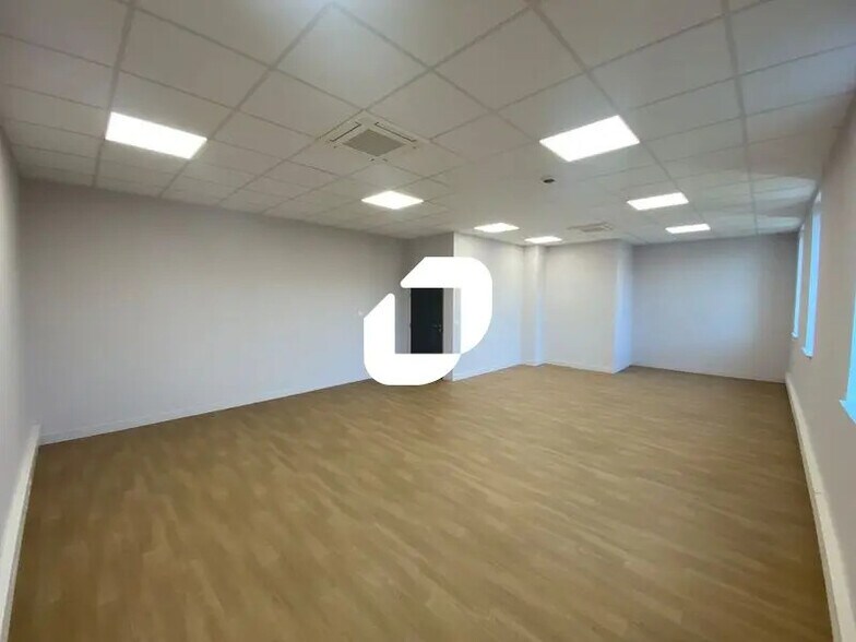 Flex in Persan for lease - Building Photo - Image 3 of 6