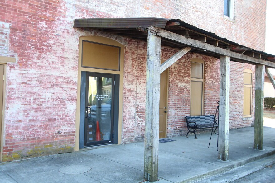 102 S Main St, Kirklin, IN à louer - Photo du bâtiment - Image 2 de 10
