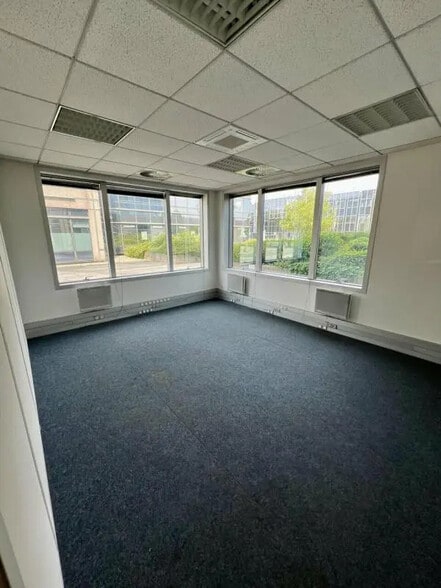 Office in Villepinte for lease - Interior Photo - Image 1 of 9