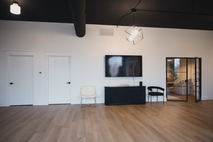 4430 W Jonathan Moore Pike, Columbus, IN à louer - Photo du bâtiment - Image 3 de 15